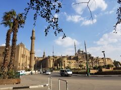 イスラム地区に到着しました！
もう雰囲気が…素敵すぎます！かなり好み。
混沌としたカイロ中心部とは違い、静かで荘厳な雰囲気に包まれています。

早速、スルタン・ハサンモスクへ。