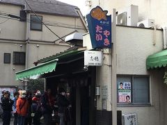 お店に到着。
えっ！えっ！大行列じゃないの！
平日のお昼ではは5人くらいしか並んでいないのに。
