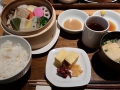 　芸術鑑賞の後は、すぐお隣「不室屋」でランチ
「生麩と冬野菜のせいろ蒸し」　　1350円
お汁は3択、私は加賀みそ汁をチョイス。
生麩は外郎のようなもちもち感で、酢味噌か、ポン酢で頂きます。美味しかったです。