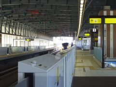 新高岡駅は新幹線と在来線は完全に分かれていて別個の建物でした。この駅からまた、つるぎに乗りました。