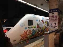 台北駅では、こんなキティちゃん列車も発見ーー！