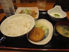 山田うどん「もつ煮定食」
　2月11日　食事した時に　お食事券＜コロッケ＞いただいたので、食べに来ました。　610円