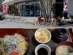 　たかのこの湯へ
　まずは「ちりめん丼」（650円）を食べて
　温泉に入浴（700円）