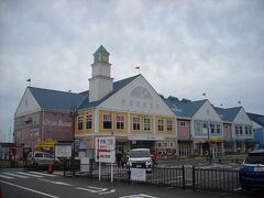 埋め立てて作った道の駅、夜も輝いて見えます。以前このあたりで土産を買うには狭い道路だったのですが立派になりました。