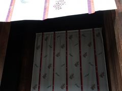 本堂の中は撮影禁止です。

円壇に大きな薬師如来像と日光・月光菩薩。その周囲をとりまく十二神将。
奈良時代（８世紀）につくられた十二神将の像には、かすかに彩色が見られます。

素晴らしいの一言。

新薬師寺のHPをご覧ください。
http://www.shinyakushiji.or.jp/guide/