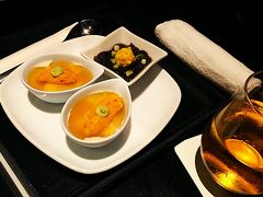 旅の始まりは羽田空港から。いつものラウンジでおつまみをいただきます。