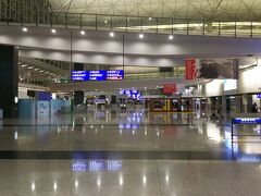 機内では飲まず食わずで、ひたすら寝ていました。起きたら香港に到着です。