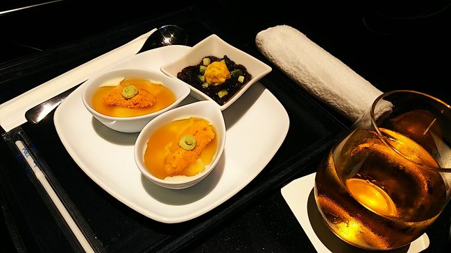 旅の始まりは羽田空港から。いつものラウンジでおつまみをいただきます。