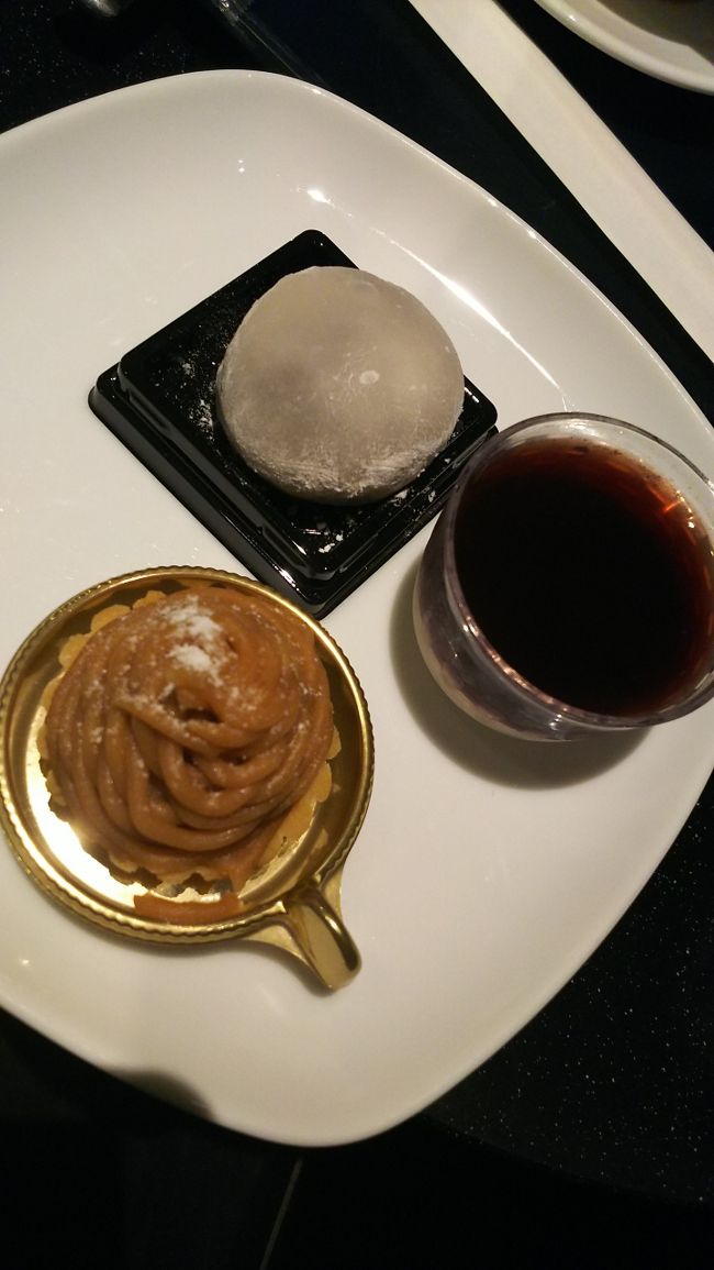 機内では寝るだけなので、甘いものもいただきました。