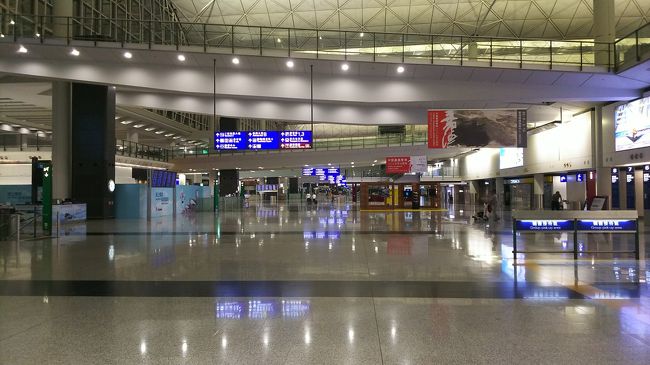 機内では飲まず食わずで、ひたすら寝ていました。起きたら香港に到着です。