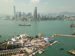 ホテルにチェックインしました。九龍島が見える部屋ですので、夜景が楽しみです。