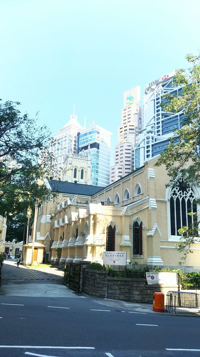 坂道を登ってビクトリアピークに登る山頂列車の駅に向かいます。