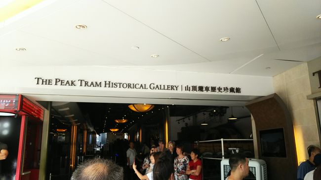 山頂電車の駅は混んでいました！欧米の方が多かった印象です。