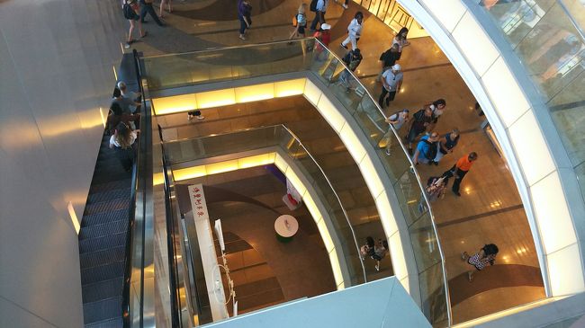 頂上のビルはレストランやお土産物屋さんが入っています。<br />広いですね。