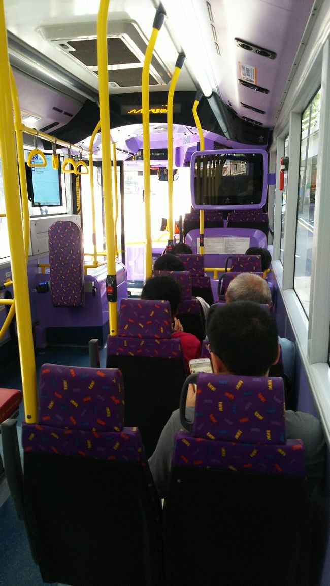 山頂列車の駅から海のほうへ、バスで移動します。涼しい！