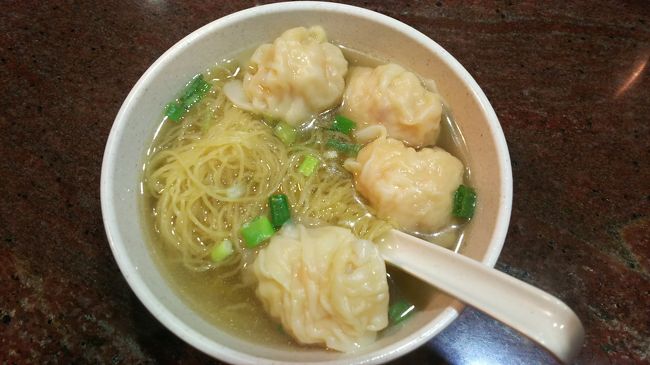 事前に調べていた麺のお店にやってきました。エビワンタン入りの麺を頂きました。