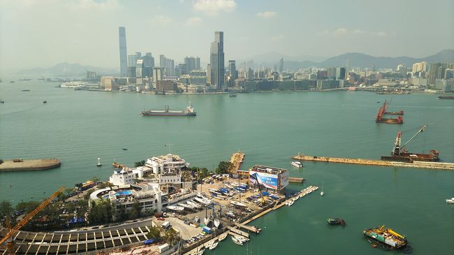 ホテルにチェックインしました。九龍島が見える部屋ですので、夜景が楽しみです。