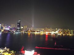 香港の夜景です。天気にも恵まれ、毎晩行われるシンフォニーオブライツがきれいに見えました。時間は短かったですが、毎日やっているとはすごいですね。花火とはまた違う趣でした。