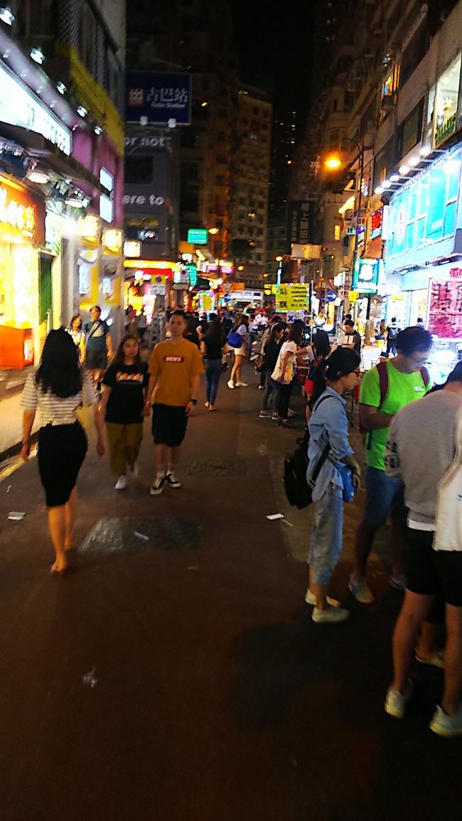 夜景を堪能した後、夕飯を食べに出かけます。