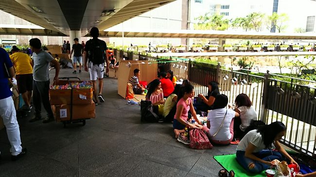 週末なので、出稼ぎで来ている人が集まっているそうです。<br />それにしても通り中に人がいて楽しそうです！