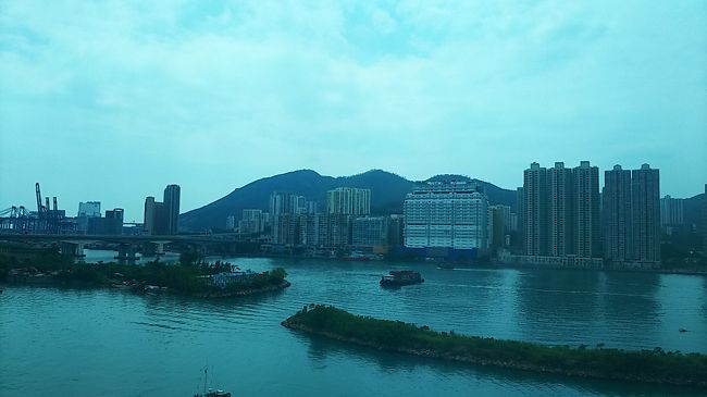 電車に乗って、空港に戻ります。