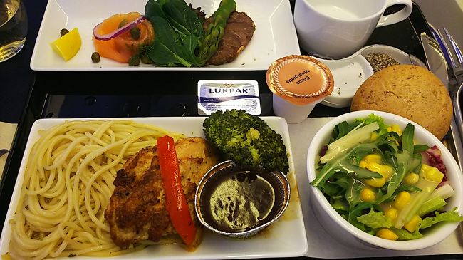 カトラリーの下にメインが隠れていました。