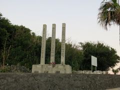 南大東島への上陸ポイントとなっている西港を見下ろす高台に作られた上陸記念碑。

右の碑は、開拓主の玉置半右衛門の命により初上陸に成功した第一回洋丸船長小島岩松上陸記念碑
中が1904年に暴風雨に遭遇し沖縄近海で死亡した小島岩松と島の開拓に貢献し1912年に亡くなった開拓事務長長山田恵吉の碑
左が大東島開拓と鳥島爆発記念碑。

突然鳥島の記念碑とはおかしな気もするが、玉置翁は鳥島のアホウドリで財を築いた経歴を持つ。開拓民の中には鳥島の出身者もいたらしい。