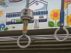 大阪難波から近鉄奈良線快速急行で近鉄奈良へ。直通先の阪神の車両でした。つり革に酒樽が。灘のお酒の広告のようです。なかなかのアイディア。