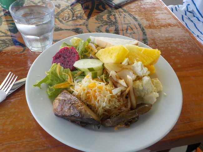 船上でバーベキューランチ、水は無料です。