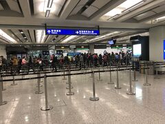 15:15
予定より１時間ほど遅れて、香港到着

香港の入国審査は、いつも混んでいるイメージながら
今回はほどほど

スマホSIMもアマゾンにて500円で手に入れ済みだし
荷物も機内持ち込みのみなので
あっさり外へ