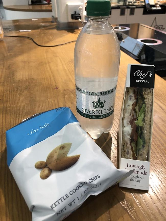 PRET A MANGER（プレタマンジェ）<br /><br />イギリスのサンドイッチチェーンショップなんですが<br />日本にはなく、（一時あったけど撤退したとのこと）<br />昔、ロンドンのヒースローで食べた<br />スープとポテチが感動的な美味しさだったことから<br />ここが香港だろうと、寄り必須スポット?<br /><br />お水と、カニのサンドとポテチをテイクアウェイ<br />３つで　60ドル（約845円）