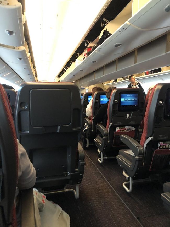 搭乗<br /><br />席指定遅くて、最後列。<br />でも2列しかないし、なかなか快適