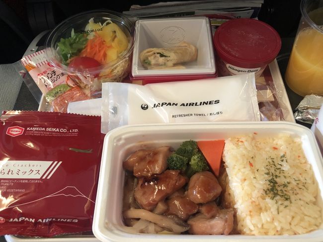 やっと飛行し、食事サービスが始まっても<br />これまた最後列だとだいぶ遅くサーブされるのよね。。<br /><br />ありがたく、いただきます！