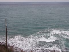 波の荒い冬の日本海。ざざーんという波の音が、崖を駆け上がって
聞こえて来ます。
