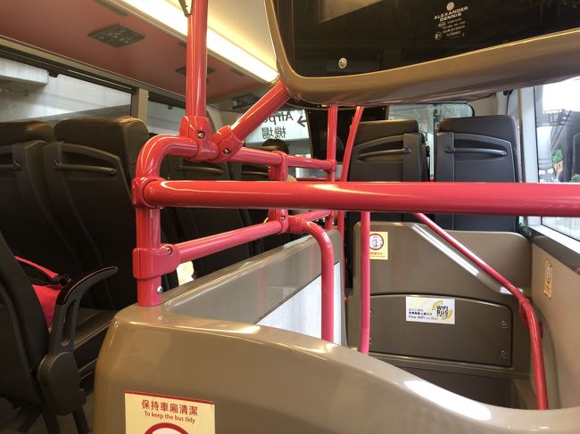 二階の、窓際席をゲット