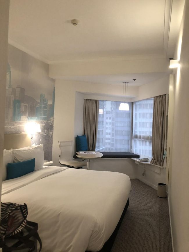 1人だけど、広めのKing<br /><br />申し分はない。けど、ベッドボードがスクラッチされているとことか<br />（最初は枕で隠されていて気づかなかった）<br />上海を思い出す。新しくて、そこそこの値段するのになんかそういうとこある。