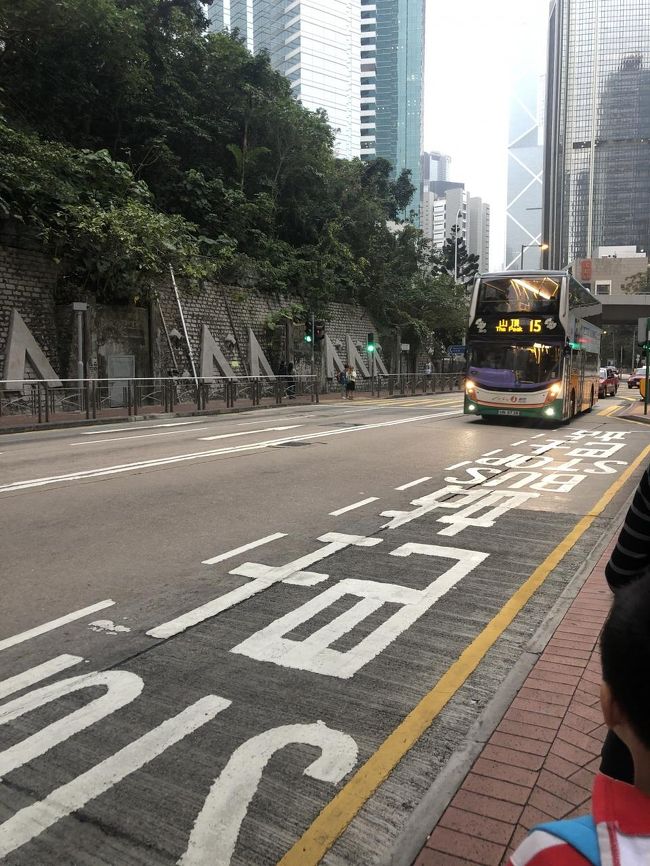 「山頂」行きのバス<br /><br />思った以上に混んでいて。。<br />一本、見送る。