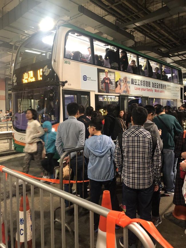 約、40分後。<br />山頂、着いたぞー！！<br />っていうよりびっくりしたのが、我らが乗ってきたバスの<br />折り返し運転（＝街に戻る下り）を待っていた人の列に仰天！<br /><br />やっぱり帰りも、大変なのねぇ・・