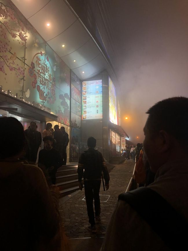 並びますー<br />実は、かなり、寒い(^^;<br /><br />雨に、風！<br /><br />レインコート持ってきて、良かった！<br />フードかぶって、さらに手袋までしていた