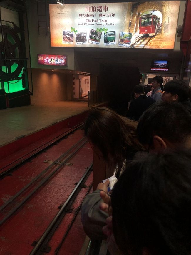 割とその回のうち、早めに入れたのに、<br />後で完全に並ぶ位置を間違えたことに気づく<br /><br />つまり、私が並んでいた場所にトラムのドアは来なかった・・