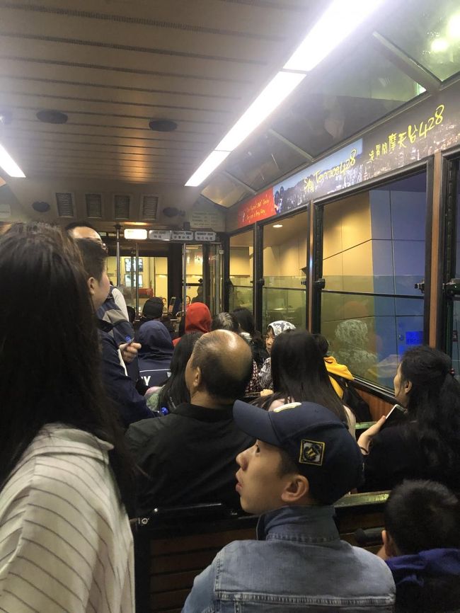 んで、入り口が遠かったため<br />完敗。もちろん座れず、この混みよう