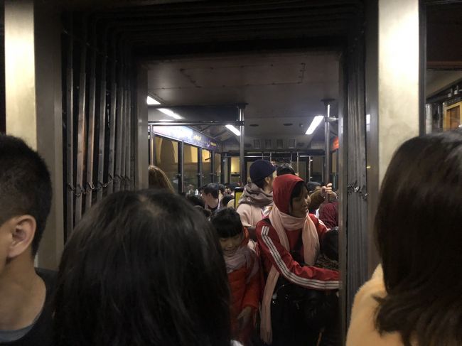 そして、、<br />混んだ上に、予想以上の急降下！！<br />あれ？違う、スピードじゃなくて、急な角度！！<br />写真撮るどころか、なんとか倒れないよう耐え、立つので精一杯<br />