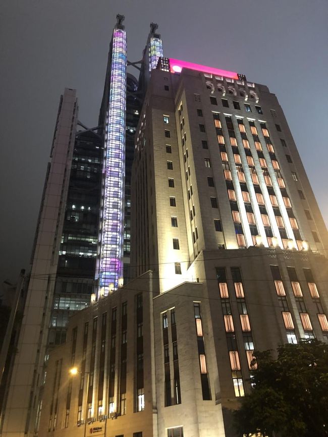 おしゃれにライトアップされたビル