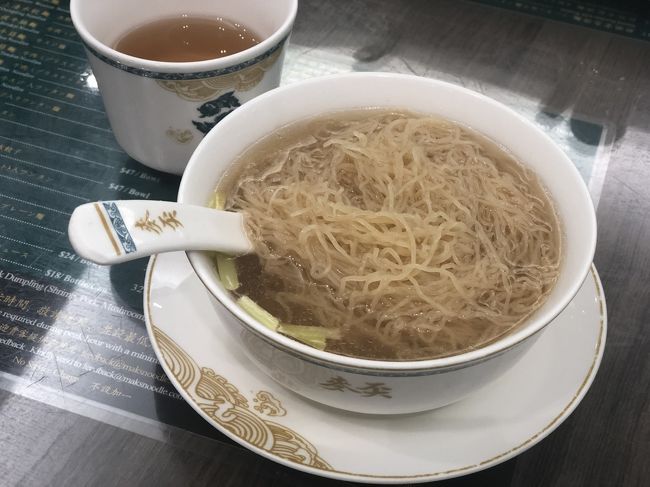 キター！！<br />ワンタン麺　43ドル　約６０５円<br /><br />丼は、噂通りちっちゃい。<br />でも麺が細いから、意外とたっぷり？<br />っていうか、ワンタンは？？