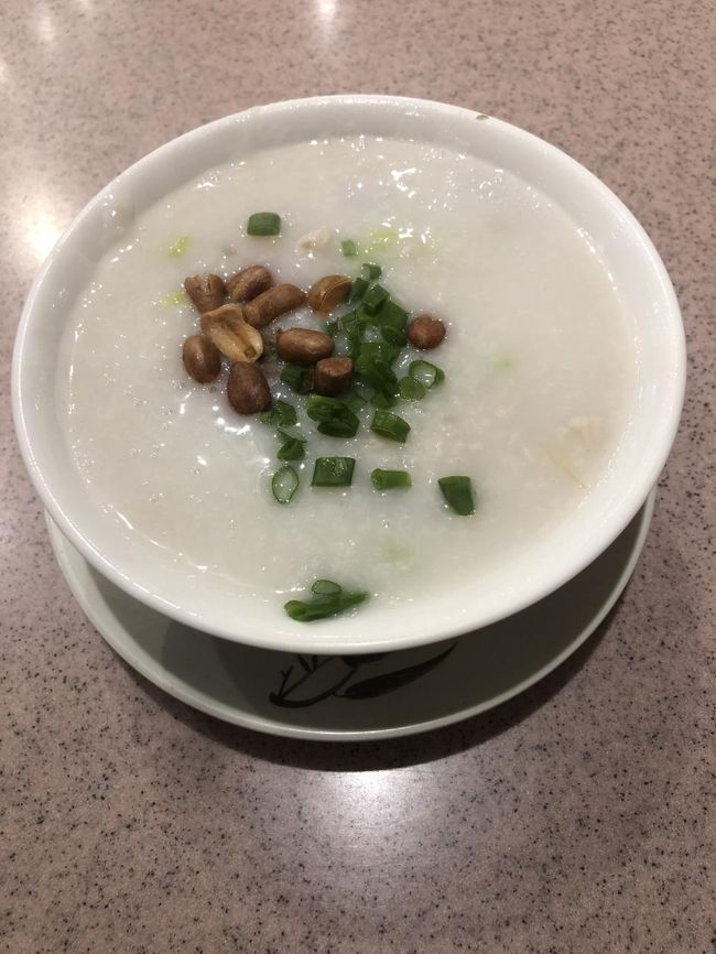 一番オーソドックスっぽい<br />海鮮おかゆに、しました。35ドル（約493円）<br /><br />香ばしいナッツ、白身魚とか色々入ってて<br />熱々で、ウーマーイ！！幸せ！