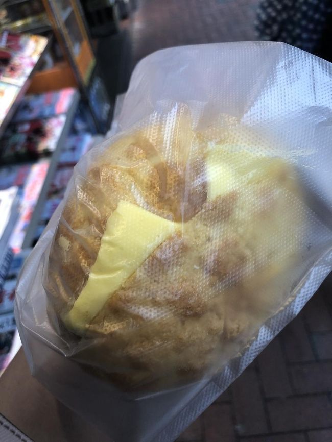 そして、、この危険な香港定番B級グルメ！<br /><br />通称パイナップルパン・バターサンド<br />軽いメロンパンに溶けてるバターは危険すぎる・・<br />そしてペロリ！10ドル。