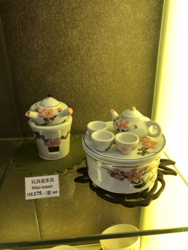 でも、お土産屋さんで<br />このラブリーすぎるミニチュア茶器セット（たった75ドル！1050円）<br />を買ったら<br /><br />お土産屋さんは写真撮らせてくれた