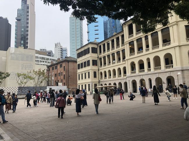 日曜の広場は賑わっている