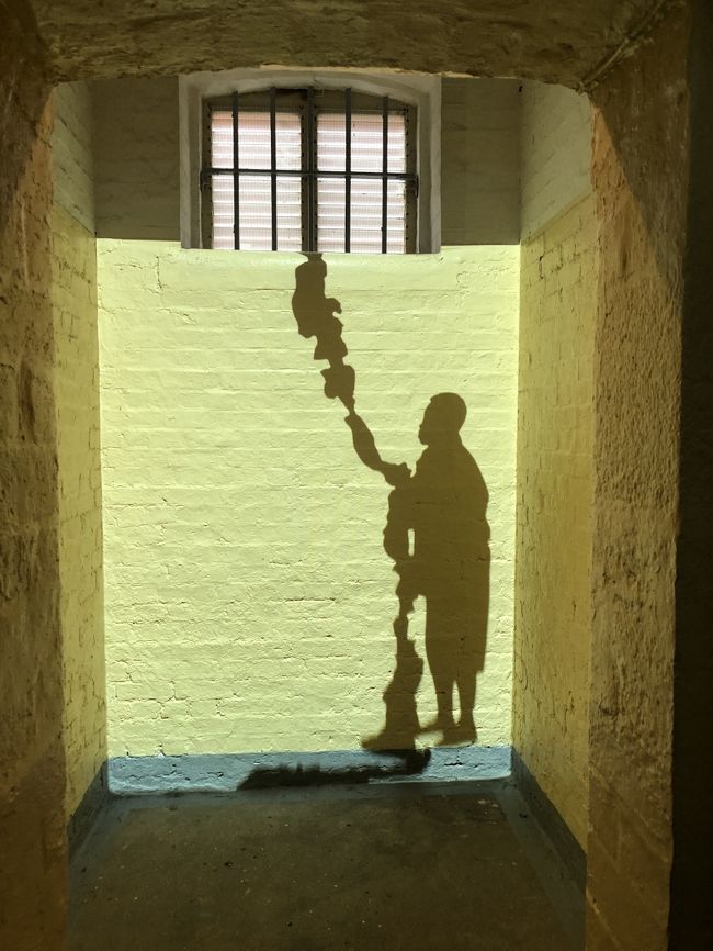 独房２　脱走しようとしているよ