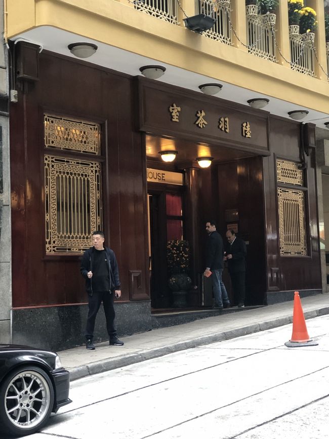 このお店は老舗で、<br />身なりの良い地元ご家族が食事している感じ<br /><br />観光客1人でも、全然大丈夫。<br />アンティーク調の木のボックス席みたいなのに通してくれました。<br />テーブルには白いクロス。<br /><br />あ、案内してくれたのは白い制服の給仕の香港おじさんで<br />ドアにいるジャケットの偉そうなインド人おじさん達は<br />ちょい感じ悪かったです ;( 